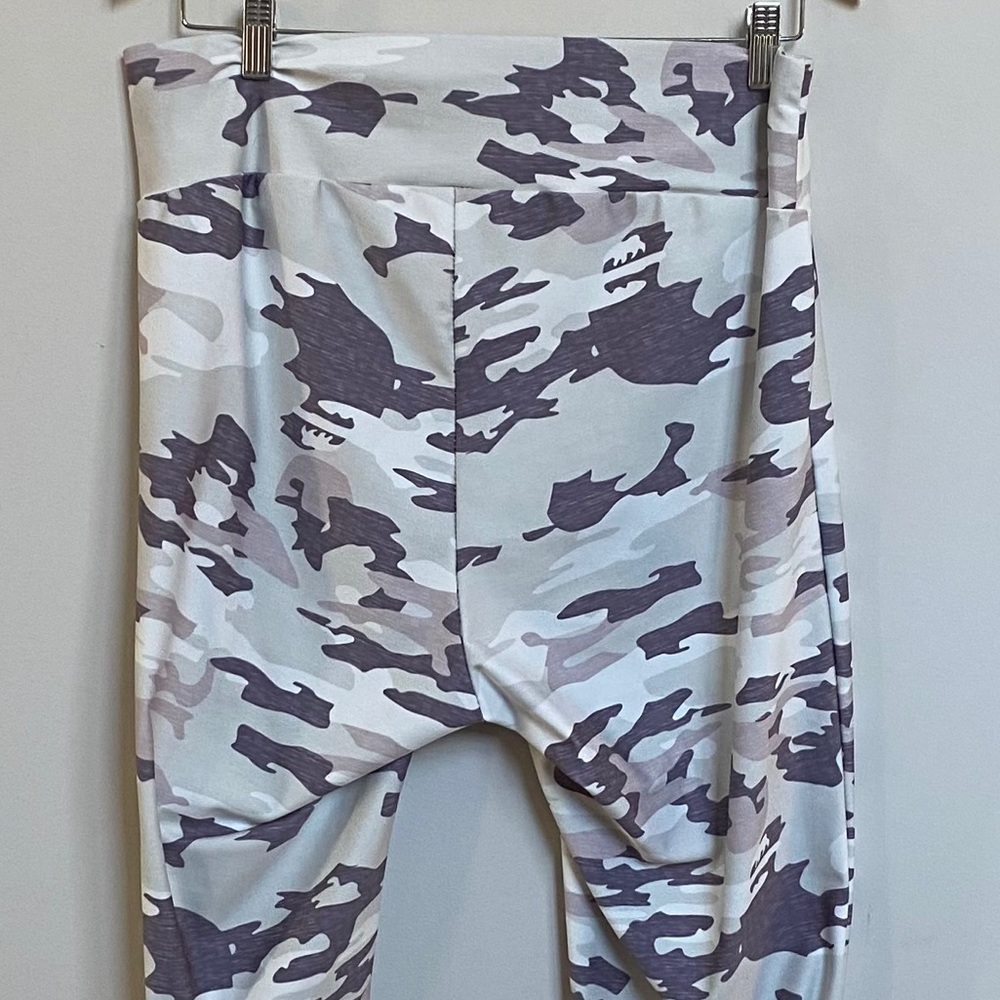 A.M.A by Amarylis Camo Workout Leggings Size 1X - Picture 2 of 6